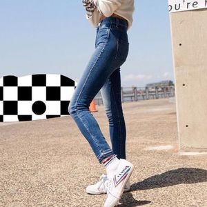 Medium wash, high rise, skinny Jean